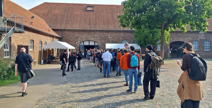 Die Schlange vor der Kasse der EulenCon 