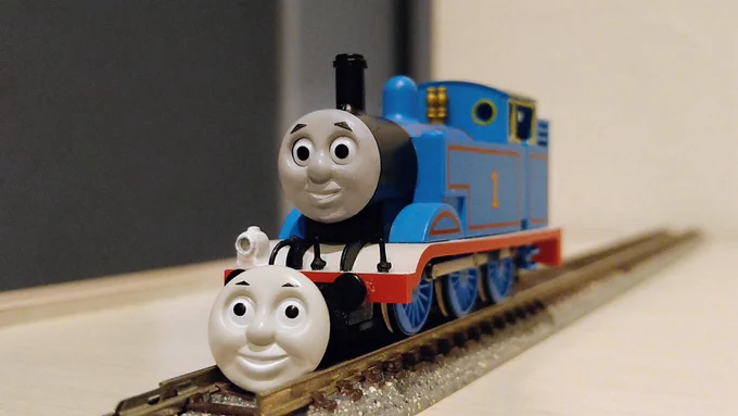 TOMIXトーマスの顔を直に加工しています。