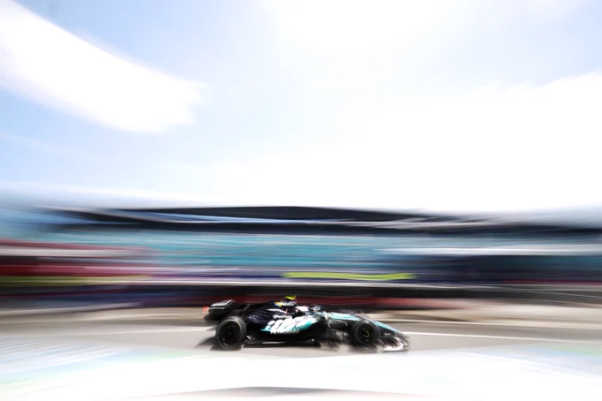 A blurred photo of Andrea Kimi Antonelli driving a race car.