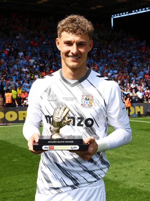 Carl Rushworth receives his EFL Sky Bet Championship Golden Glove award.
