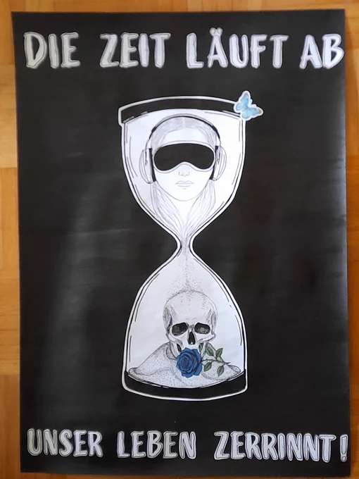 Beschreibung:
Ein hochkant gestaltetes Protestplakat auf schwarzem Hintergrund. Im Zentrum steht eine große, weiß gezeichnete Sanduhr. Im oberen Glaskolben befindet sich das Gesicht einer Person mit langen Haaren, die eine blickdichte Augenbinde und große, geräuschunterdrückende Kopfhörer trägt – ein Symbol für die Reizabschirmung bei schwerem ME/CFS. Am rechten oberen Rand der Sanduhr sitzt ein kleiner, filigraner blauer Schmetterling.

Der Körper der Person scheint sich aufzulösen: Die Konturen gehen in feinen Sand über, der durch die Engstelle der Sanduhr nach unten rieselt. Im unteren Glaskolben hat sich der Sand bereits so hoch aufgetürmt, dass er einen menschlichen Totenschädel fast zur Hälfte begräbt. Vor dem Schädel liegt eine einzelne, detailliert gezeichnete blaue Rose, das Symbol für die an ME/CFS Verstorbenen.

Texte auf dem Plakat:

Am oberen Rand steht in weißer, leicht unregelmäßiger Druckschrift: "DIE ZEIT LÄUFT AB".

Am unteren Rand steht: "UNSER LEBEN ZERRINNT!".