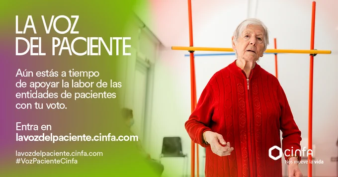 Imagen de la campaña “La voz del paciente” de Cinfa. Aparece una mujer mayor en un espacio de rehabilitación y el mensaje invita a apoyar a las entidades de pacientes con el voto a través de la web lavozdelpaciente.cinfa.com.