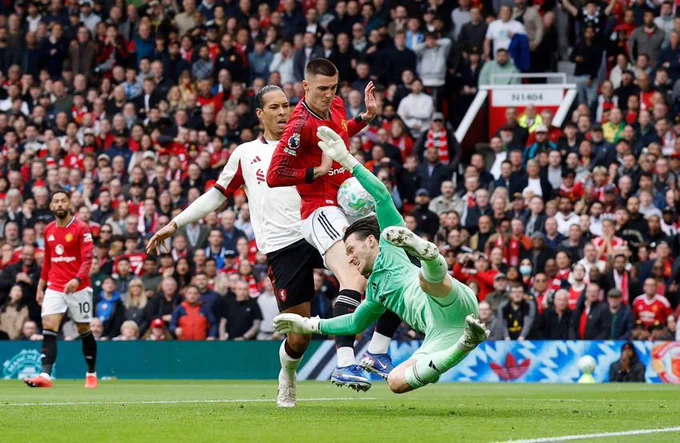 แมนยูยิงประตูสอง! แมนฯ ยูไนเต็ด 2-0 ลิเวอร์พูล (เซสโก้, นาทีที่ 14) 
เฟอร์นันเดส ส่งบอลให้ เซสโก้ ยิง! วู้ดแมน เซฟไว้!  ชอว์ ได้บอล โยนบอลเข้ามาให้เฟอร์นันเดสโหม่ง วู้ดแมนใช้มือปัดบอล โดนฟานไดรฟ์ โดนเชสโก้ เข้าประตูไป
#แดงเดือด
#หัวใจปีศาจ
#sakdakul 
#บังอู๋ครีเอท 
#อู๋แอคชั่น