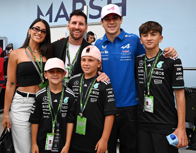 Lionel Messi poses for a photo with Franco Colapinto