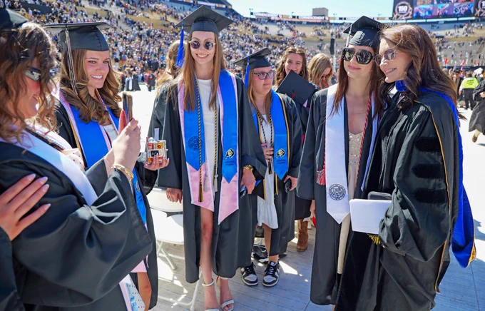 Kristin Davis and a #CUBoulder student pose for a friend as she takes their photo. Credit: University of Colorado
