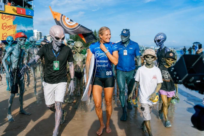 #StephanieGilmore #Surf #GoldCoast #Surfing #WaveLife #OceanVibes #WSL #SurfCulture #AlienSurf #FuturoDoSurf #SurfReport #LinhaDoTempo #Inovação #OutroPlaneta