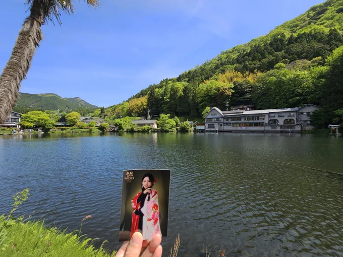 湖底から温泉が湧き出てて水温が高いので朝夕や寒い時期は湯気がたちます。