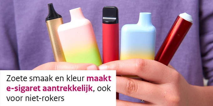 Persoon houdt verschillende soorten e-sigaretten vast. Tekst: "Zoete smaak en kleur maakt e-sigaret aantrekkelijk, ook voor niet-rokers."