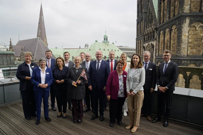 Gruppenfoto der Konferenz der Präsidentinnen und Präsidenten der Rechnungshöfe des Bundes und der Länder vom 04. Mai 2026 in Bremen | © 2026 Rechnungshof der Freien Hansestadt Bremen (Benjamin Behrje) | lizensiert unter Creative Commons BY-NC-ND 4.0  