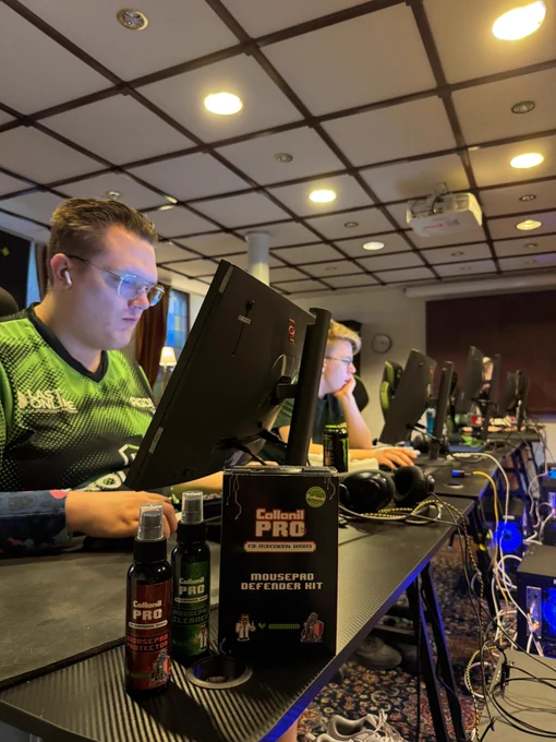 A kit of Mousepad Defenders in front of ROUNDS' CS2 players Kollo and Ykis at the Esplay Elite Gaming #1 event in Helsingborg, Sweden.