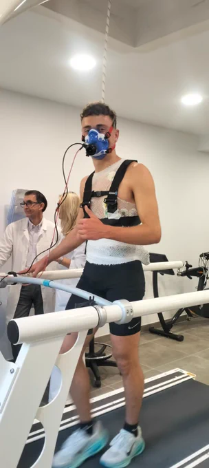 🏃‍♂️💪 El atleta David Gutiérrez Aguilar ha realizado su reconocimiento médico en la sede de Málaga del Centro Andaluz de Medicina del Deporte.

🥈 David logró la medalla de plata nacional en categoría sub-23 en 200 metros lisos el pasado mes de febrero, consiguiendo además la marca mínima para el Campeonato de España absoluto.

👏🔥 ¡Enhorabuena por este gran logro y mucho éxito en los próximos retos!

#DeporteAndaluz #Atletismo #CAMD #Málaga #TalentoAndaluz #DeporteSalud #OrgulloAndaluz #RendimientoDeportivo