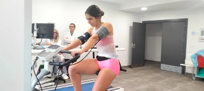 🚣‍♀️🌊 La Línea de la Concepción ha sido el escenario del Open de acceso al equipo nacional de Beach Sprint, la nueva modalidad olímpica del remo que debutará en los Juegos Olímpicos de Los Ángeles 2028 🏅🇺🇸

💥 En esta cita, Marta Paradas Fernández, subcampeona del mundo en doble femenino Sub-19, ha luchado por su clasificación… ¡y lo ha conseguido! 🙌🔥 Ya forma parte del equipo nacional absoluto 🇪🇸

👏 Desde el Centro Andaluz de Medicina del Deporte queremos trasladarle nuestra más sincera enhorabuena. Es un orgullo acompañarla en su camino y ser parte de sus éxitos.

💪 Estamos convencidos de que, con su esfuerzo y compromiso, alcanzará todo lo que se proponga.

#DeporteAndaluz #Remo #BeachSprint #CAMD #TalentoAndaluz #OrgulloAndaluz #RendimientoDeportivo #EquipoNacional