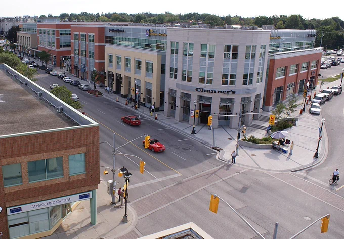 https://upload.wikimedia.org/wikipedia/commons/thumb/8/80/Uptown_Waterloo_Ontario.JPG/1280px-Uptown_Waterloo_Ontario.JPG