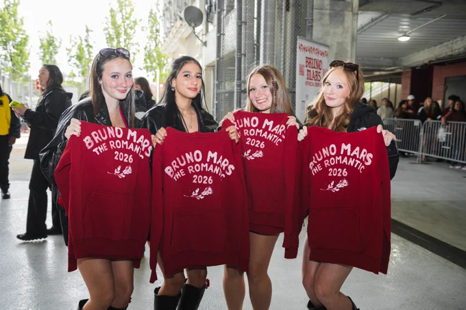Photo of fans at the Romantic Tour.