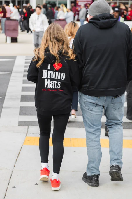 Photo of fan wearing a sweatshirt that says "I HEART BRUNO MARS"