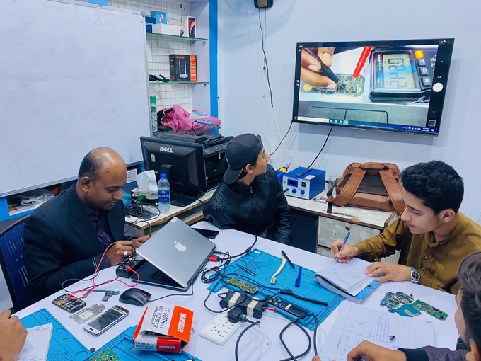 teaching how to trace fault in mobile phone PCB to train the students of mobile repairing course