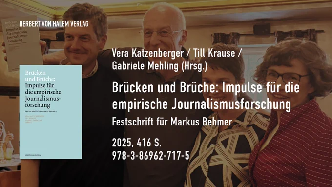 Das Buch trägt den Titel "Brücken und Brüche: Impulse für die empirische Journalismusforschung" sowie Informationen zum Herausgeberteam. Im Hintergrund ein Foto mit vier Personen, die in die Kamera lächeln.