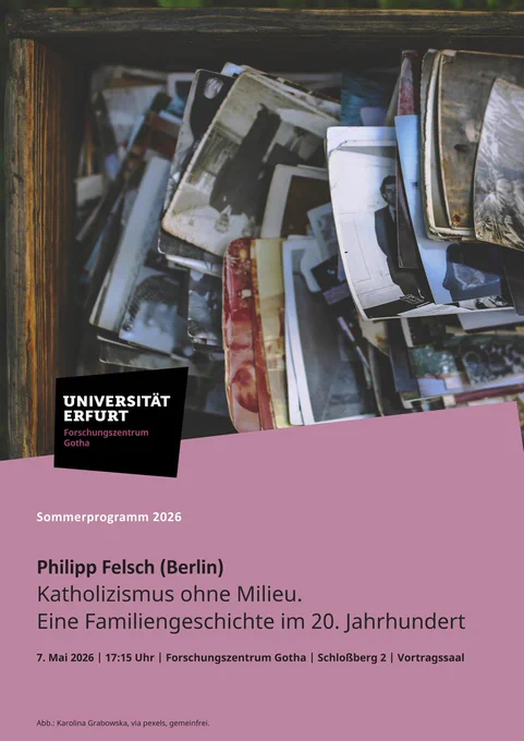 Veranstaltungsplakat mit allen Informationen zum Vortrag, im oberen Bereich des Plakats ist eine Schublade oder Holzbox zu erkennen, in der Familienfotos liegen.