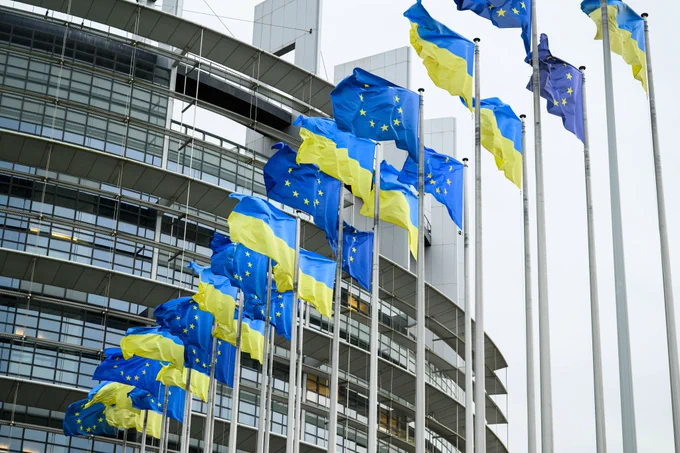 EU and Ukrainian flags at the EP buildings in Brussels to mark the 1000 days of Russia's full-scale invasion of Ukraine (2024)