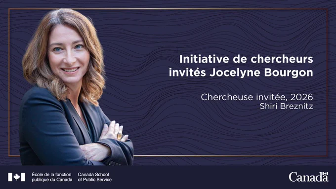 Portrait de Shiri Breznitz portant un veston bleu marine et souriant les bras croisés à droite d’un texte disant : « Initiative de chercheurs invités Jocelyne Bourgon. Chercheuse invitée 2026, Shiri Breznitz ».