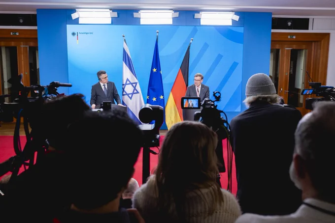 Foreign Minister Wadephul and his Israeli counterpart Sa'ar at a joint press conference in Berlin. Credit: Photothek