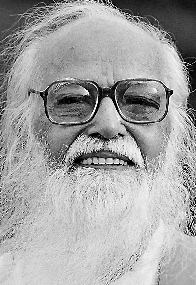 06-05-2026

அன்பர்களின் கேள்விகளும் அருள்தந்தையின் பதில்களும்

❓ கேள்வி: சுவாமிஜி! அகத்தவம் செய்யாமலே மனிதன் நல்வாழ்வு வாழ்ந்து இறைநிலை அடைய முடியாதா?

✅ பதில்: மனிதன் இரண்டடுக்கு வினைப்பயனை உடையவன். பிறந்தது முதல் இன்று வரை என்னென்ன செயல்களைச் செய்தானோ அது பிராரப்த கர்மம் எனப்படும். கருவழியே அவனது முன்னோர்களிடமிருந்து என்ன பதிவுகளைப் பெற்றானோ அது சஞ்சித கர்மம் என்று சொல்லக்கூடிய பழவினையாகும். இவையிரண்டும் சேர்ந்த தொகுப்பே ஒரு மனிதனின் தன்மை (Personality) ஆகும்.

இதன் வழியாகத்தான் மனிதன் செயல்களைச் செய்து கொண்டே போவான். இந்தப் பதிவுகளில் நல்ல பதிவுகளும் உள்ளன, துன்பம் விளைவிக்கும் தீய பதிவுகளும் உள்ளன. தீயவற்றைத் தவிர்த்து நல்ல பதிவுகளையே சேர்த்துக் கொள்ள வேண்டும்.

தீய பதிவுகள் அவ்வப்பொழுது தோன்றித் தீய செயல்களைச் செய்ய வைத்து, அதன் மூலமாகத் துன்பங்களை மனிதன் அடைய வேண்டியிருக்கும். இவ்வாறு வாழ்வின் நோக்கத்திற்கு முரணான தீய பதிவுகள் அதிகரித்துக் கொண்டே போனால் பிறவிகள் பல பெருங்கடலாக நீளும். வாழ்வில் சலிப்புதான் ஏற்படும்.

அப்படியின்றி, துன்பத்திற்கு முடிவு கட்ட வேண்டும். வேண்டாத பதிவுக