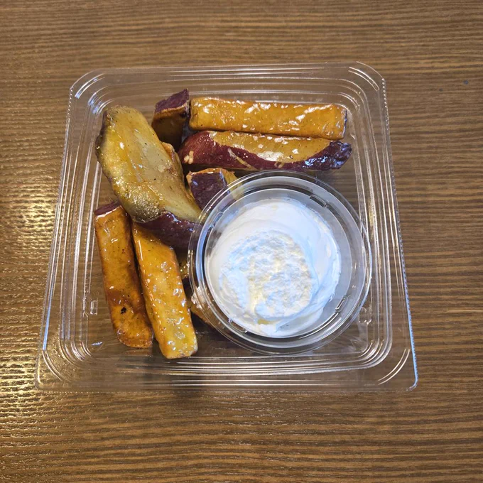 大学いもとカップに入ったホイップクリームがセットになったスイーツ