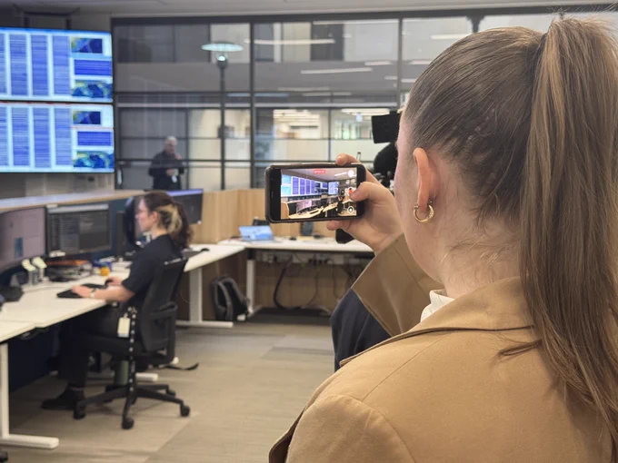 📷 Journalists visit the National Earthquake Alert Centre in Canberra while reporting on earthquakes. 