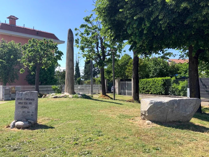 The Town 40 Minutes from Turin That Every Expat Misses
Choosing between a big city and a small town in Italy involves significant trade-offs regarding cost, career opportunities, and social integration. Here: Confrontation outlines of pros and cons 