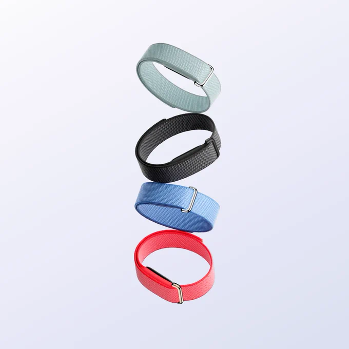 Google Fitbit Air が空中に 4 つ縦に並んでいる画像。
カラーは上から、Fog、Obsidian、Lavender、Berry。