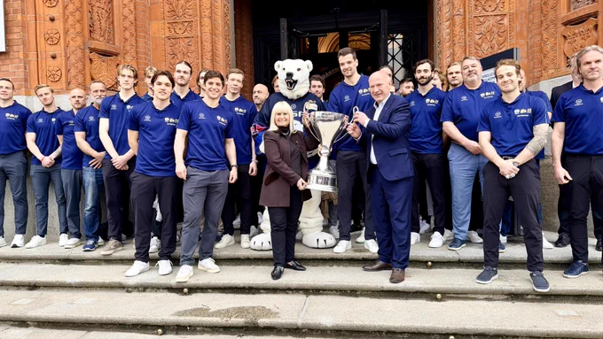 Senatorin für Inneres und Sport Iris Spranger mit dem Regierenden Bürgermeister Kai Wegner (Mitte, Pokal haltend) mit dem Team der Eisbären Berlin.