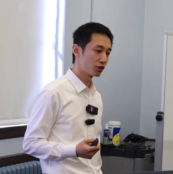 Yi Ju presents his research