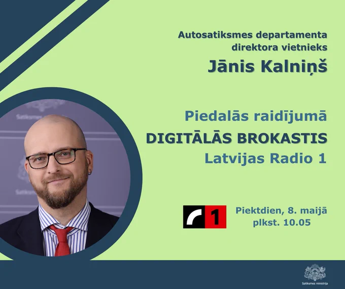 Grafisks vizuālis ar portreta foto labajā pusē un informatīvu tekstu kreisajā pusē. Attēlā redzams Satiksmes ministrijas Autosatiksmes departamenta direktora vietnieks Jānis Kalniņš. Teksts informē, ka viņš piedalās raidījumā “Digitālās brokastis” Latvijas Radio 1 piektdien, 7. maijā, pulksten 10.05. Fons ir gaiši zaļš, apakšā redzams Satiksmes ministrijas logo.