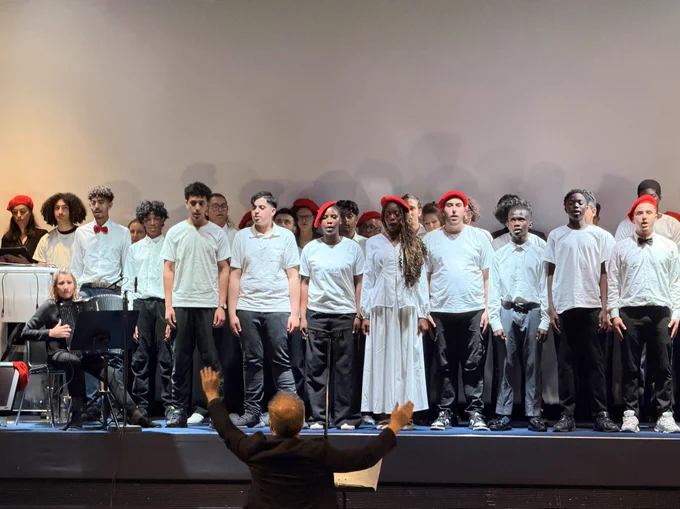 Photo de groupe des élèves sur scène