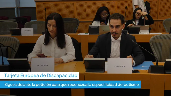 Imagen de un hombre y una mujer sentados detrás de un cartel en el que se lee "Petitioner"
Texto: Tarjeta Europea de Discapacidad. Sigue adelante la petición para que reconozca la especificidad del autismo