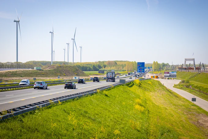 Zicht op de plek waar ProRail 2 spoorviaducten gaat bouwen over de A15.