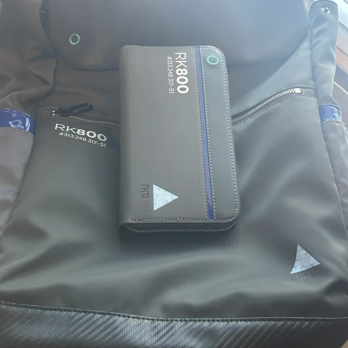 The wallet to accompany my backpack! With @Per0xygen’s watch, we just need to find someone who has the jacket to assemble the complete #ConnorArmy~ #DetroitBecomeHuman #ConnorDBH #DBH @Super_Groupies @SuperGroupiesUS @SuperGroupiesEN