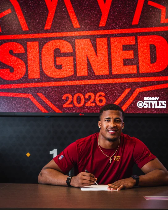 Photo of Sonny Styles signing his contract.