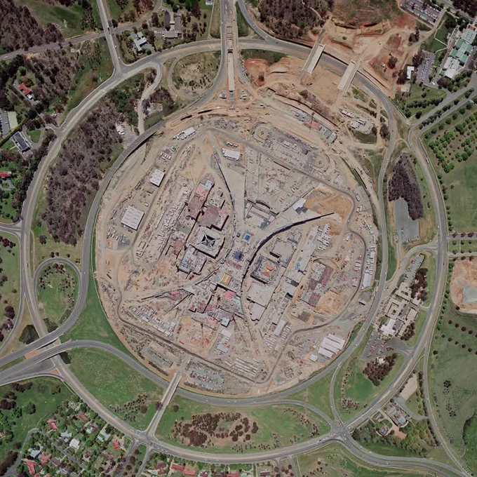 📷 1985: During construction the iconic shape emerges.