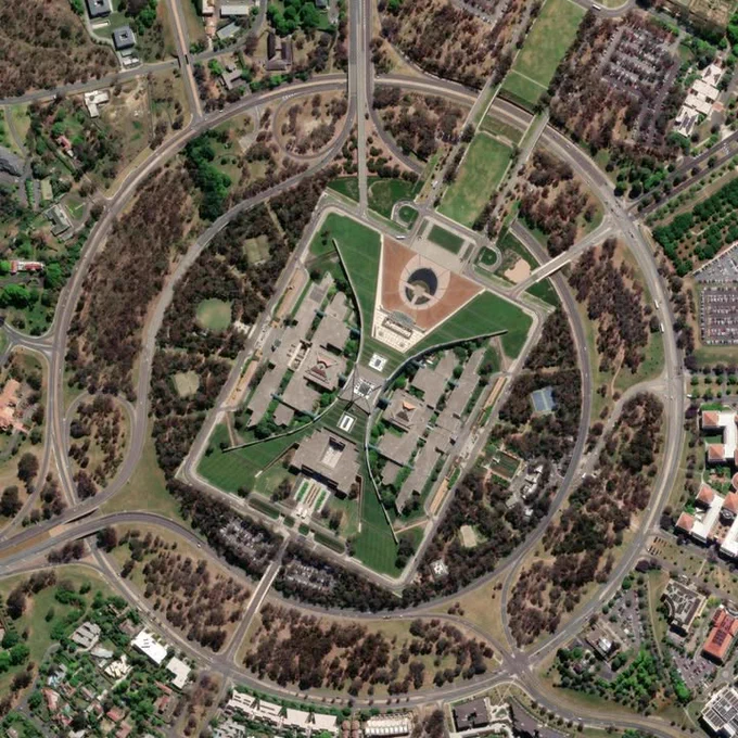 📷 2023: Parliament House Canberra as we know it. (Basemap imagery from Vantor, provided by Esri Australia) 