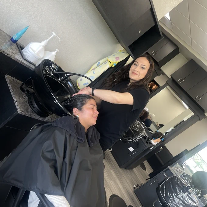 Cosmo student washing hair