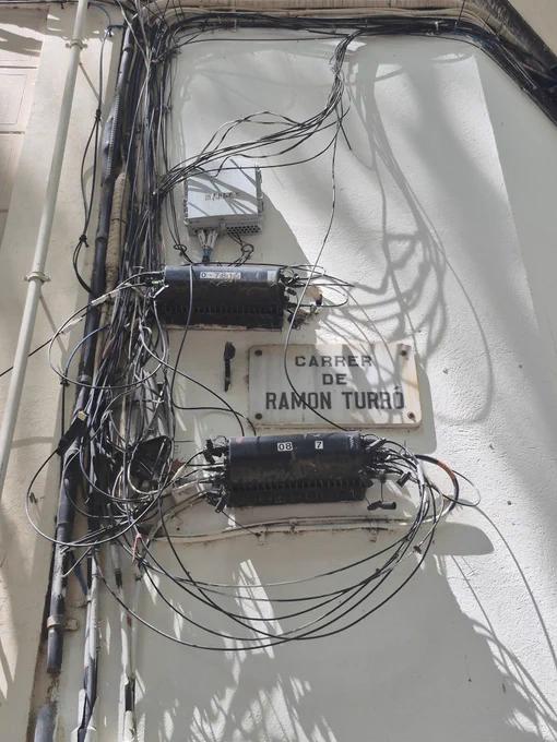 Molt cablejat per façana sense cap mena de protecció. 
