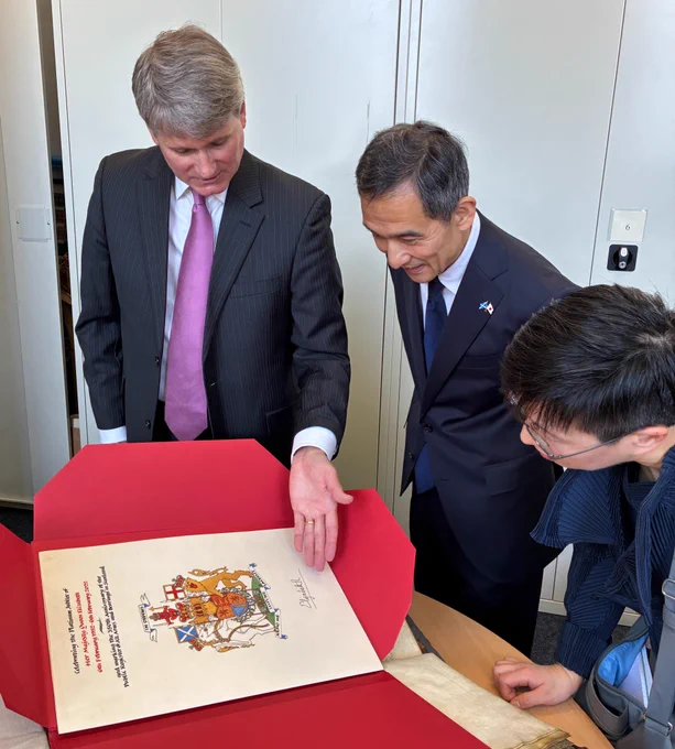 Lyon Clerk showed them the page displaying the Royal Arms in the Public Register painted by Herald Painter, Clare McCrory, and signed by the late Queen in 2022.