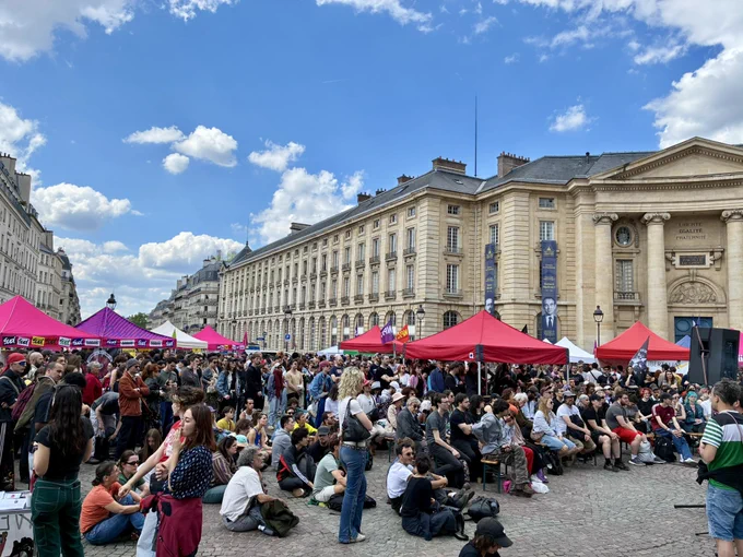 Aujourd’hui, vendredi 8 mai 2026 se tient la troisième édition du Village antifasciste, place du Panthéon, de 14h à 19h. Le village rassemble syndicats, collectifs antifascistes et organisations politiques pour s’opposer à la manifestation néonazie du C9M et construire une riposte unitaire face à la montée des extrêmes droites en France et dans le monde. Pas de nazis dans Paris