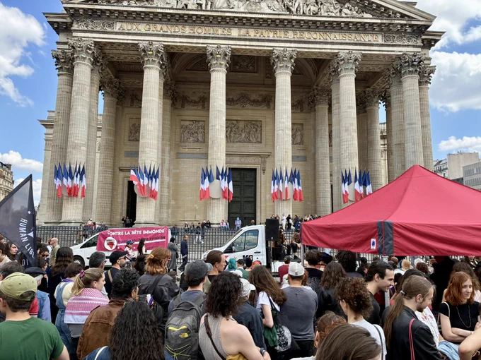 Aujourd’hui, vendredi 8 mai 2026 se tient la troisième édition du Village antifasciste, place du Panthéon, de 14h à 19h. Le village rassemble syndicats, collectifs antifascistes et organisations politiques pour s’opposer à la manifestation néonazie du C9M et construire une riposte unitaire face à la montée des extrêmes droites en France et dans le monde. Pas de nazis dans Paris