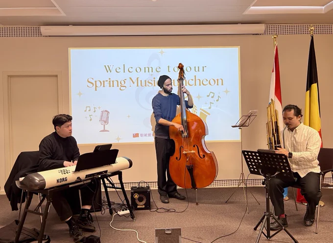 Taiwanese artists Hung ShaoHuan and Chen KuanYu, based in Belgium, joined Belgian musician Misha Nsengiyumva for a cross-cultural performance at our office.