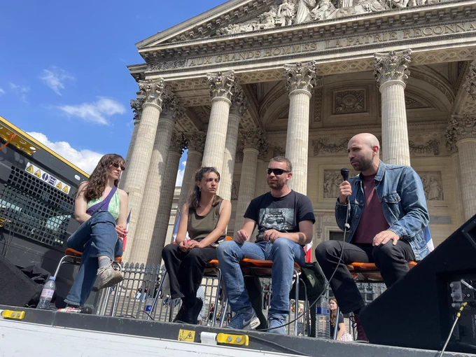 Photo en plongée de la conférence de Irene, Lumi, Jonathan et Ugo Palheta.
Derrière elleux le Panthéon