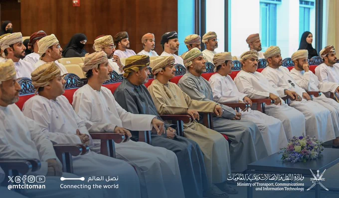 بهدف تمكين الكفاءات الوطنية بالمهارات الرقمية والتقنية الحديثة، وتعزيز جاهزيتها لسوق العمل في المجالات التقنية الواعدة؛ نظّمت الوزارة، بالتعاون مع أكاديمية البرمجة، حفل تخريج معسكرات مكين بمحافظة ظفار.

وشهد الحفل تخريج (40) خريجًا وخريجة من مساري تطوير تطبيقات الويب الشامل، وعلم البيانات والذكاء الاصطناعي،