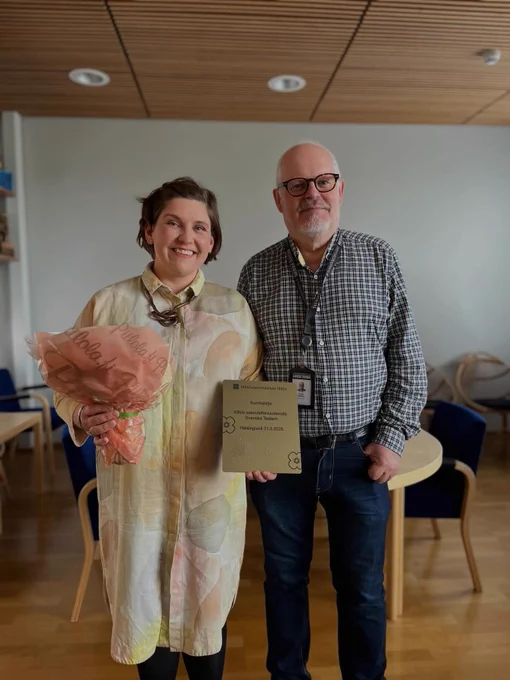 Teatteripedagogi Noona Leppinen ja tiedottaja David Lindström.