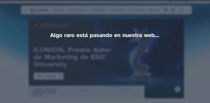 Imagen desenfocada de la home de la web de ILUNION. En el centro aparece el texto “Algo raro está pasando en nuestra web…”, con un diseño en tonos azules y elementos gráficos abstractos en el fondo.